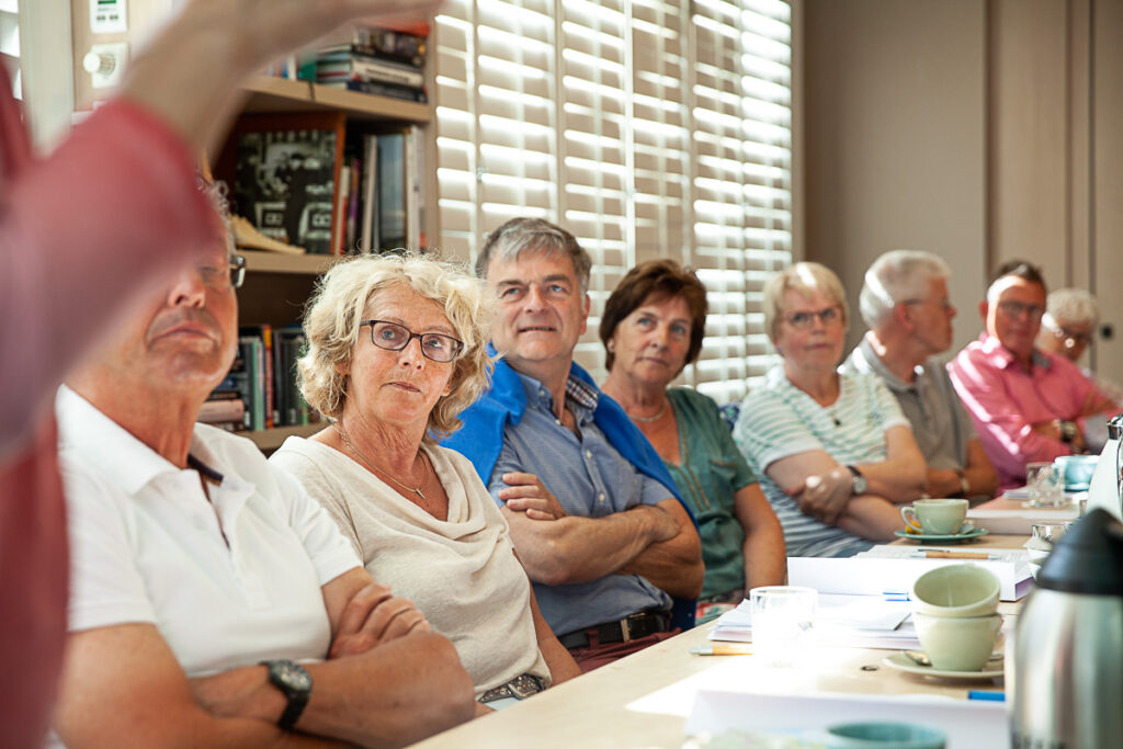 pensioen-in-zicht-zaal-luisterende-groep